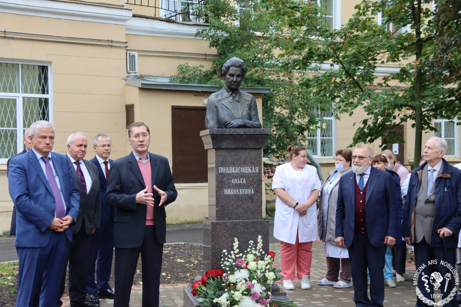 В Петербурге поставили памятник первой женщине-профессору дерматовенерологии Ольге Подвысоцкой