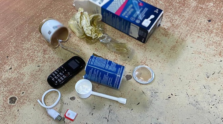 Телефон с зарядкой пытались пронести в СИЗО №1 в Петербурге в баллончике от лекарства