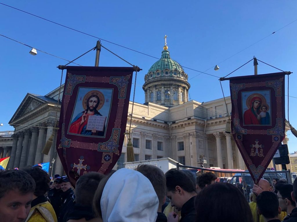 Как петербуржцы прошлись крестным ходом по Невскому: фоторепортаж