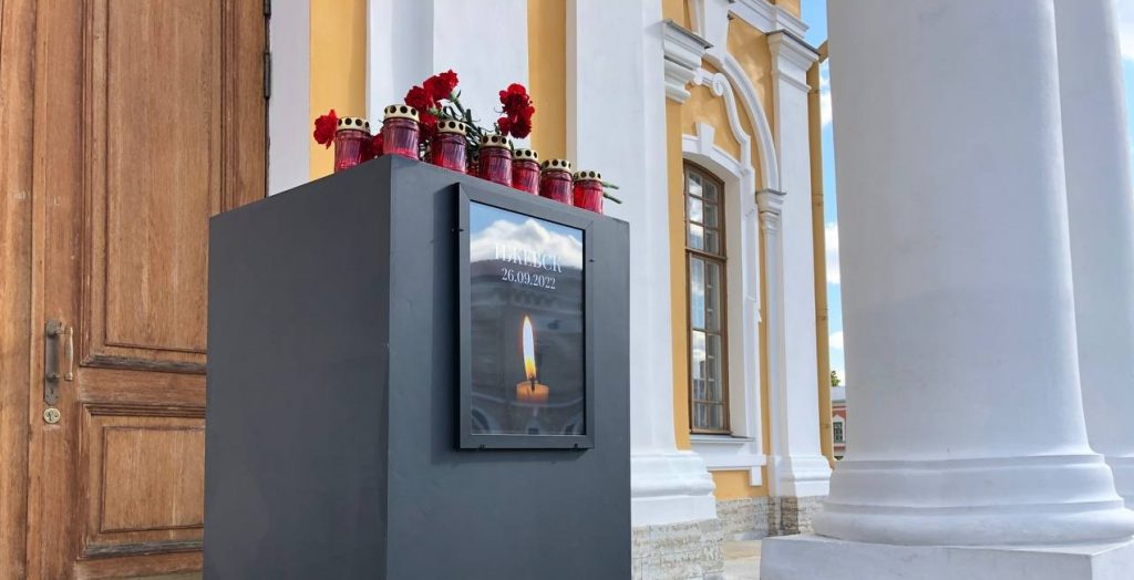Петербуржцы несут цветы в Петропавловскую крепость, где появился мемориал жертвам стрельбы в Ижевске