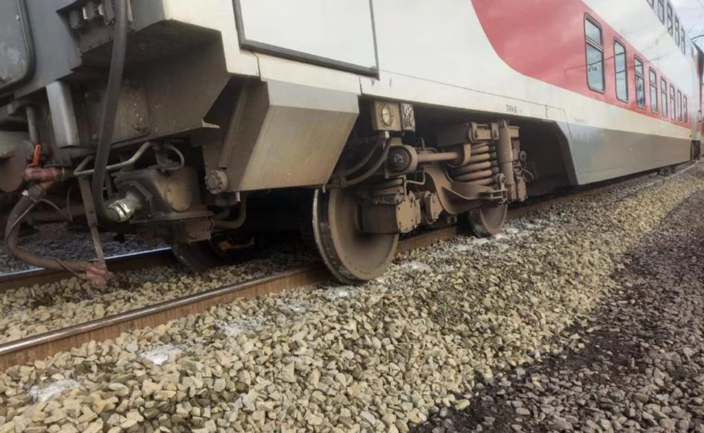 Прокуратура показала фото пяти вагонов поезда Мурманск – Петербург, сошедших с рельсов