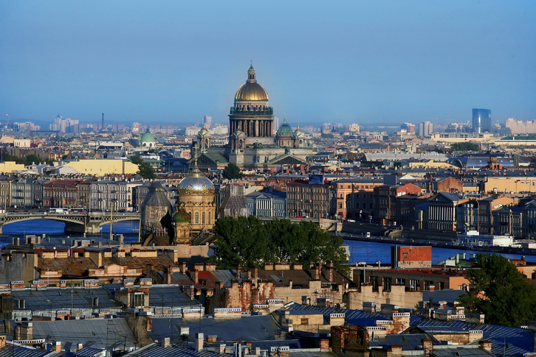 Петербург стал самым популярным городом в России для отдыха в августе