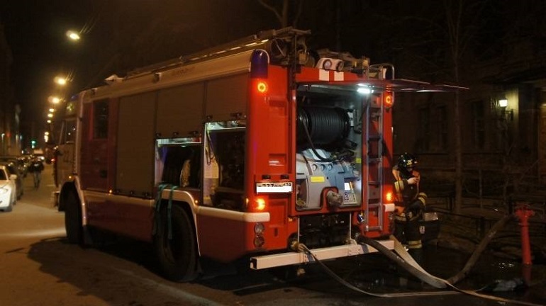 Мужчину увезли в больницу после квартирного пожара в Шушарах