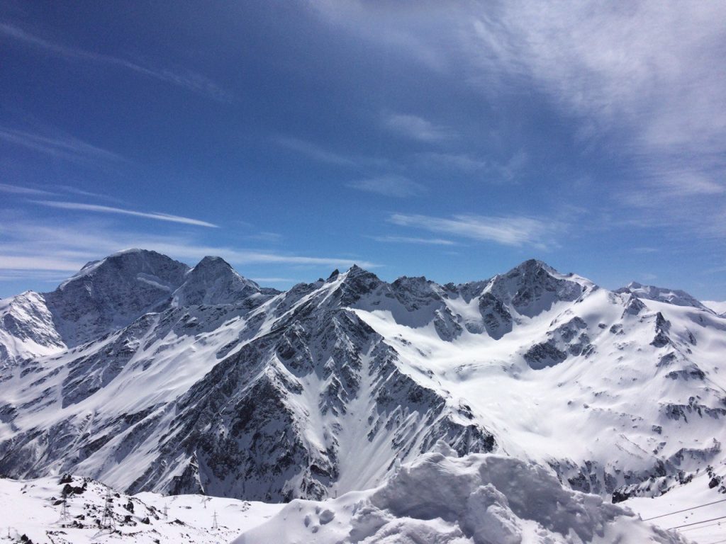 В горах Алтая альпинист сорвался со страховки и погиб