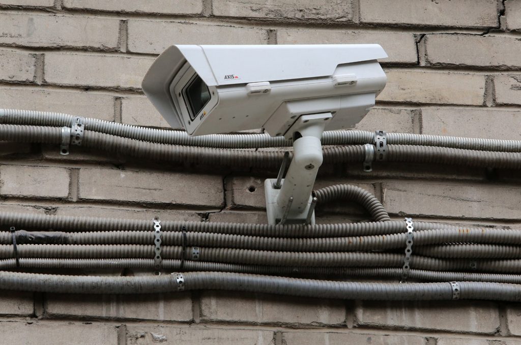 На проспекте Энгельса у спа-салона мужчины оторвали камеру видеонаблюдения
