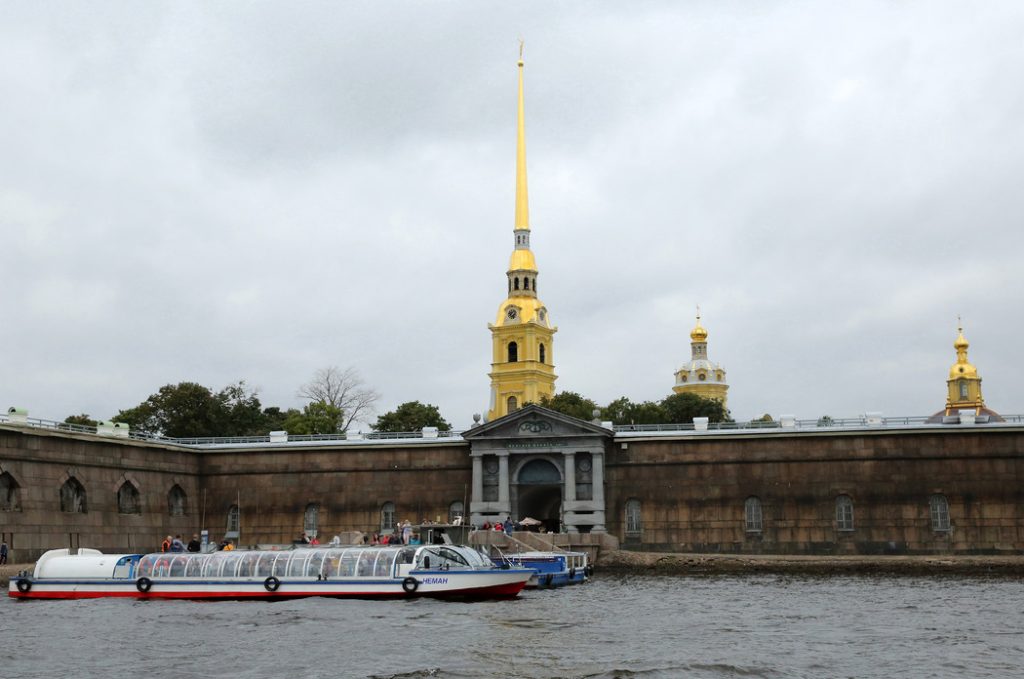 Банк «Санкт-Петербург» поздравляет петербуржцев и гостей города с днем рождения Санкт-Петербурга субботником и выстрелом