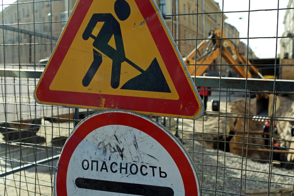 Ремонт на Новоизмайловском потеснил водителей до середины июля