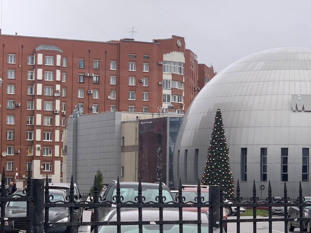 В Петербурге начали ставить елки: первая появилась у метро Озерки |  02.11.2022 | Санкт-Петербург - БезФормата