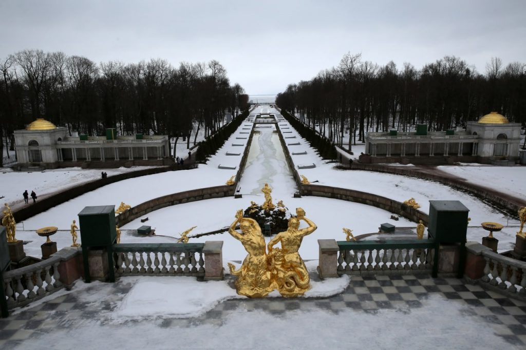 В Нижнем парке Петергофа начали обнажать скульптуры