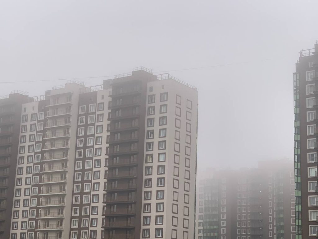 Утро понедельника в Петербурге началось с плотного тумана 