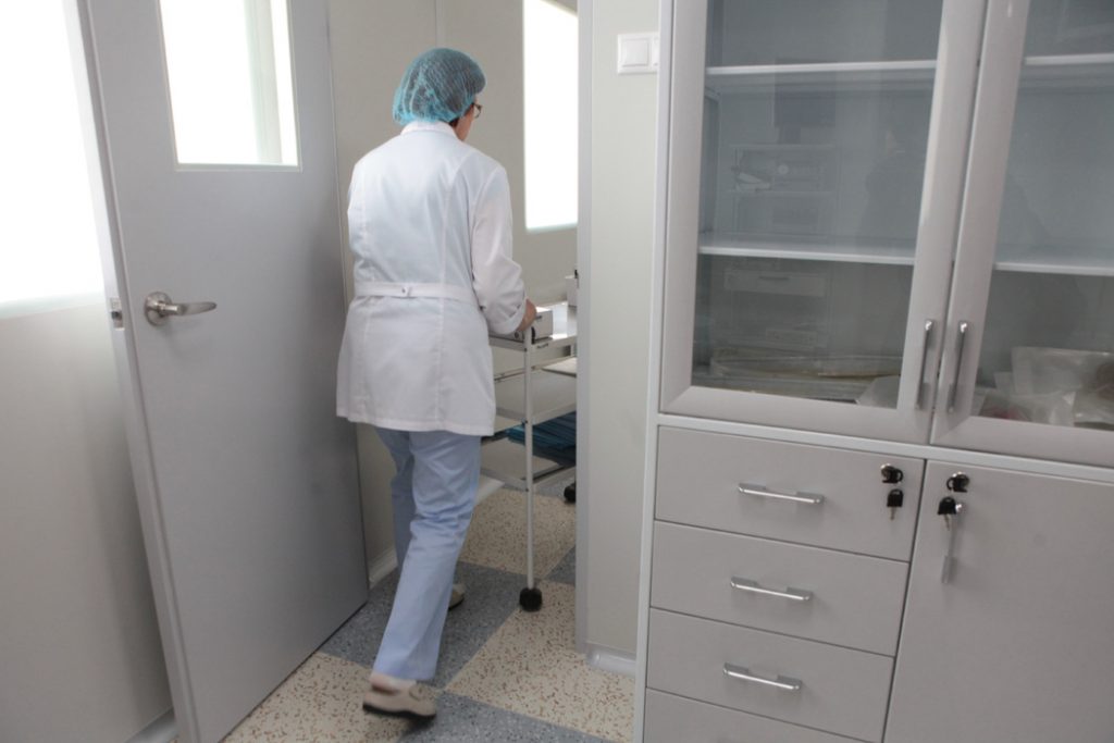 В Петербурге почти 2 тысячи человек лечатся в стационарах от коронавируса