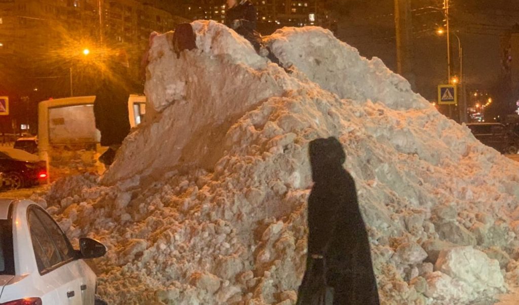 Горы снега в Петербурге уже можно измерять Киркоровым