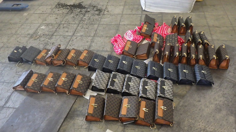 Таможенники не пустили в Петербург 50 поддельных сумок Louis Vuitton, Polo Ralph Lauren и Bottega Veneta из Китая