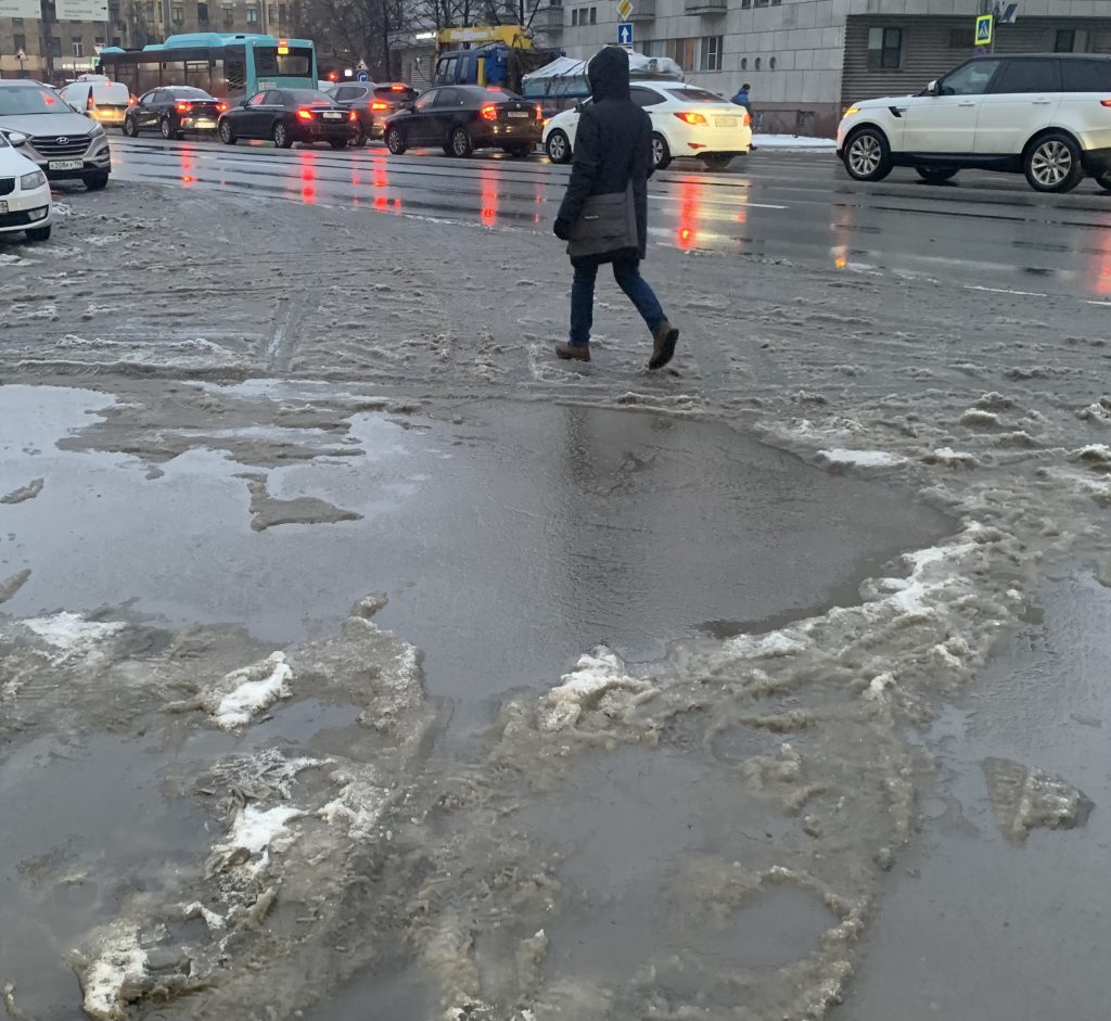 Оттепель превратила улицы Петербурга в полноводные реки и озера