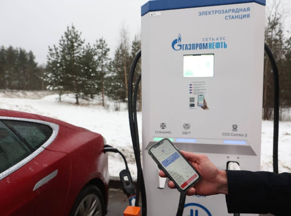 Сеть АЗС «Газпромнефть» добавила на АЗС в Ленобласти зарядки для электрокаров