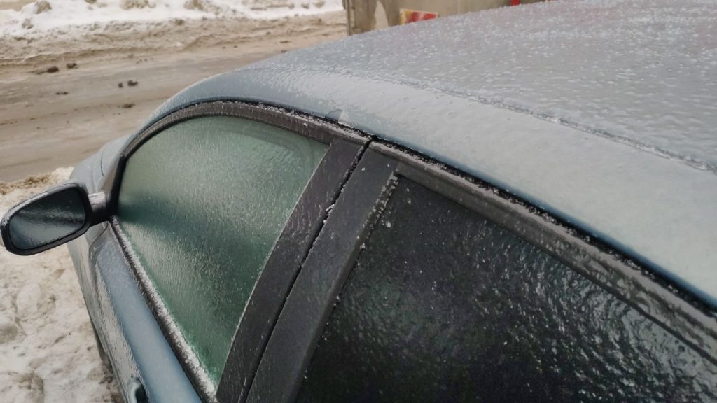 Читатель показал Мойке78 видео ледяного панциря на машине и что потом стало