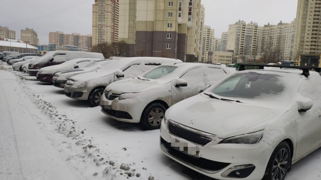 44 декабря. Снежный двор. Уборка парковок от снега. Двор заметенный снегом. Парковка на снегу рисунок.