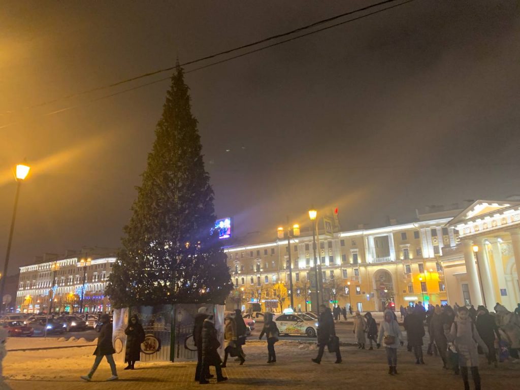 Новогодняя конус-елка из пластика появилась у метро «Сенная» | 08.12.2022 |  Санкт-Петербург - БезФормата