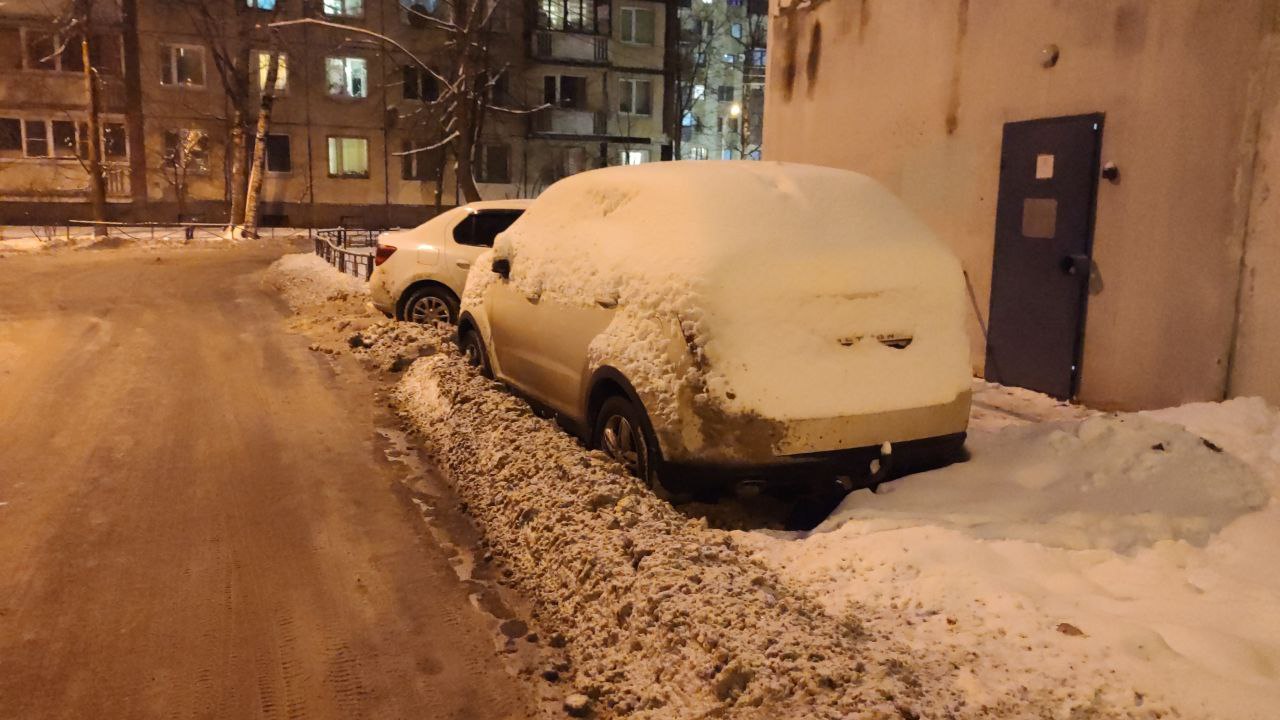 Коммунальщики засыпали снегом машины во дворе домов на улице Асафьева -  Мойка78.ру﻿ Новости СПб