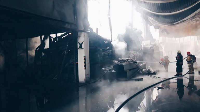 Пожарные усмирили пламя в ТЦ «Стройпарк» в Балашихе: как тушат огонь, пять фото