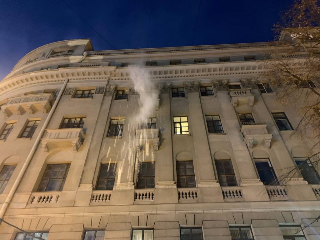 Жилищный комитет после новости Мойки78 о снеге на крышах домов опубликовал релиз
