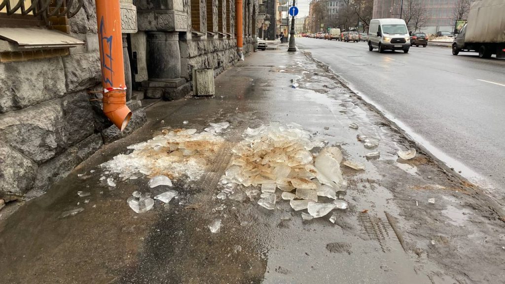 Коммунальщики заботливо посыпали песком глыбы льда на Каменноостровском
