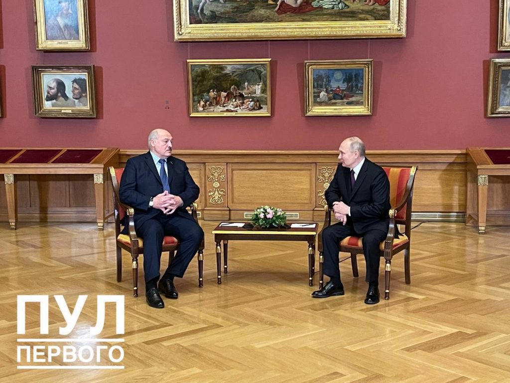 Путин и Лукашенко побеседовали в Русском музее под картиной &#171;Явление Христа народу&#187;