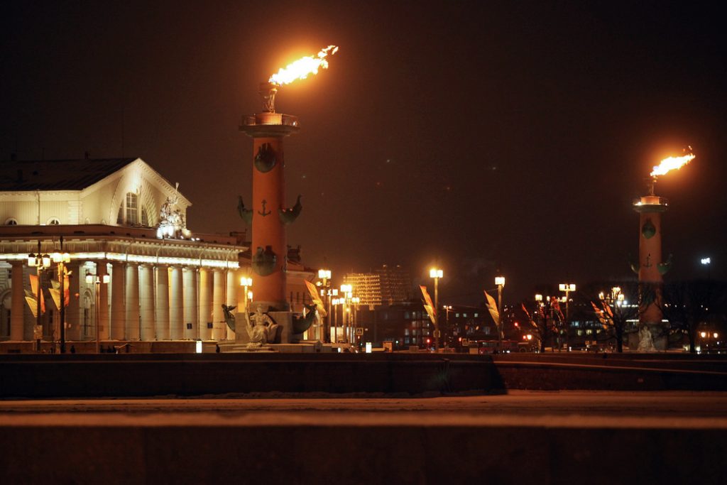 Факелы Ростральных колонн горят в честь Дня воссоединения Крыма с Россией