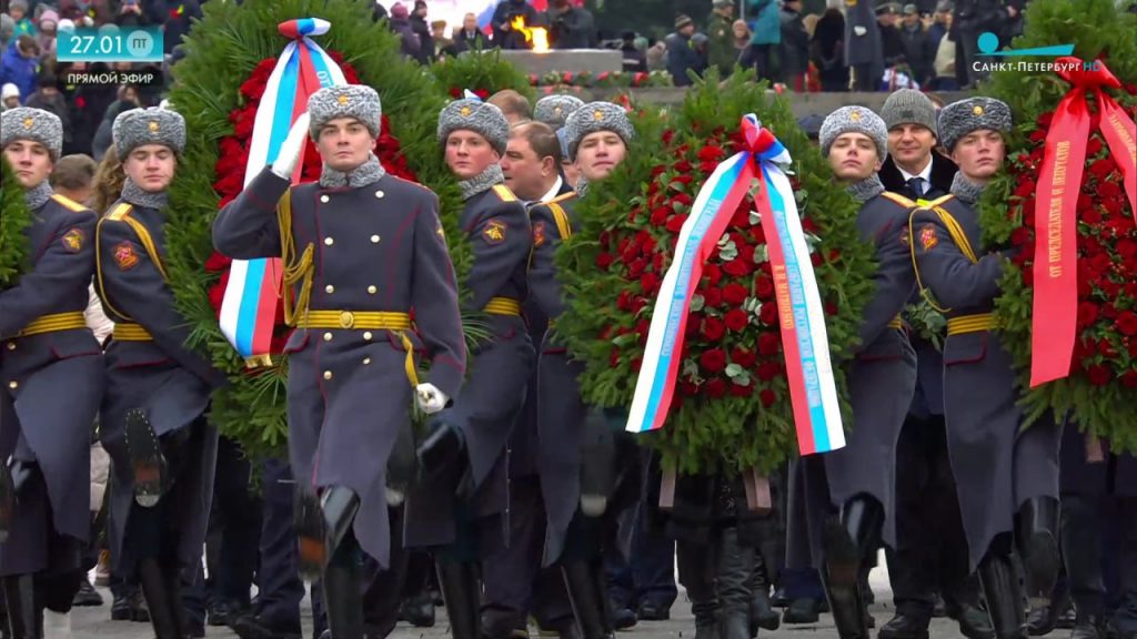 На Пискаревском кладбище возложили цветы в День освобождения Ленинграда от блокады