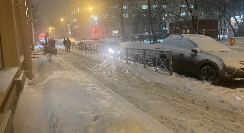Тротуар на улице Профессора Попова скрылся под снежным матрацем