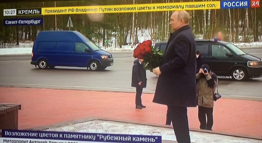 Путин возложил цветы к монументу &#171;Рубежный камень&#187; на Невском пятачке