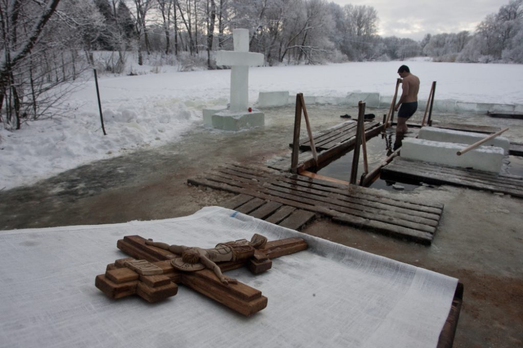 Роспотребнадзор рассказал петербуржцам, как безопасно купаться проруби в Крещение