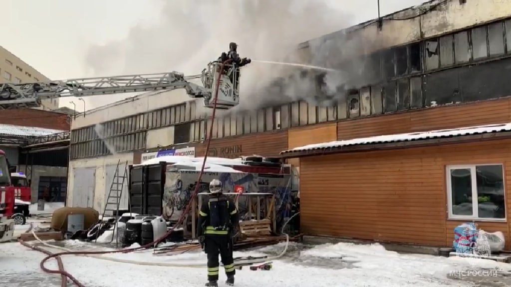 МЧС показало, как тушило пожар на складе в Москве