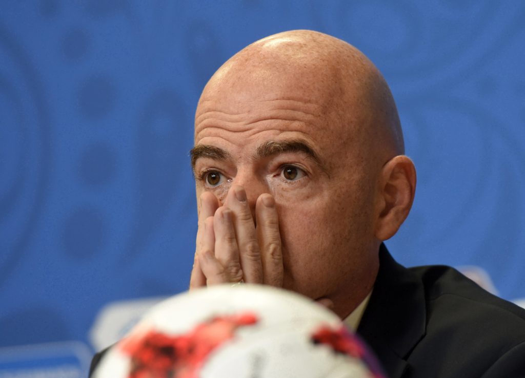 Президент ФИФА оправдался за селфи рядом с гробом Пеле