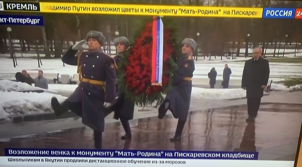Путин под звуки метронома возложил цветы на Пискаревском кладбище