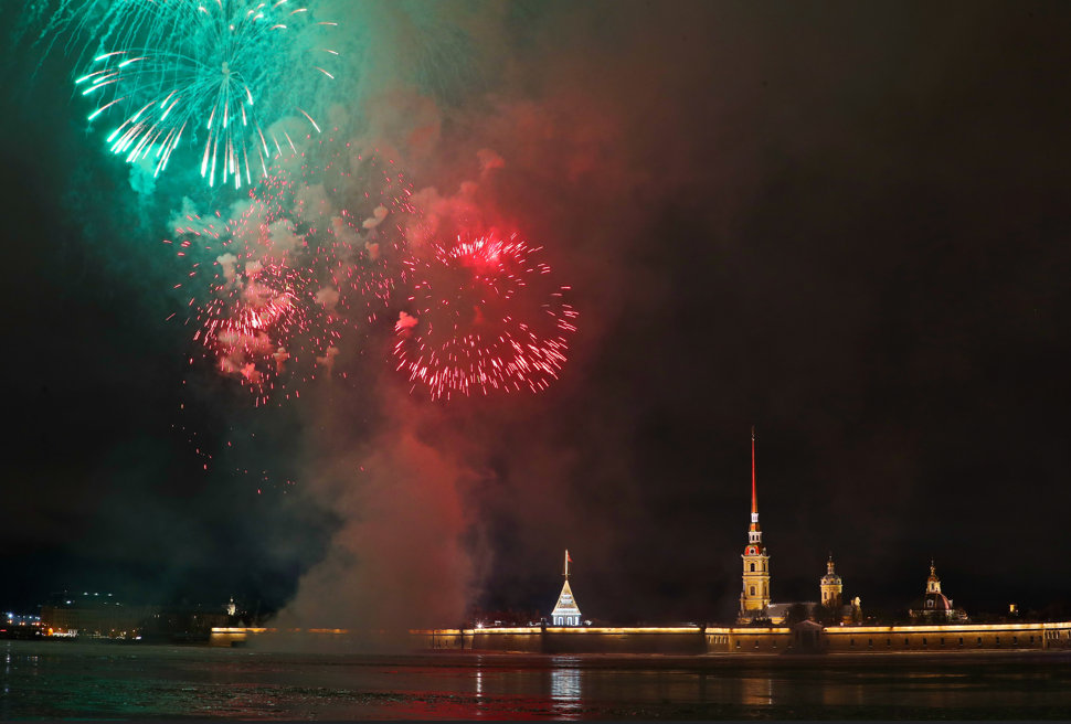В небе над Петербургом прогремел салют в честь 79-й годовщины полного снятия блокады Ленинграда
