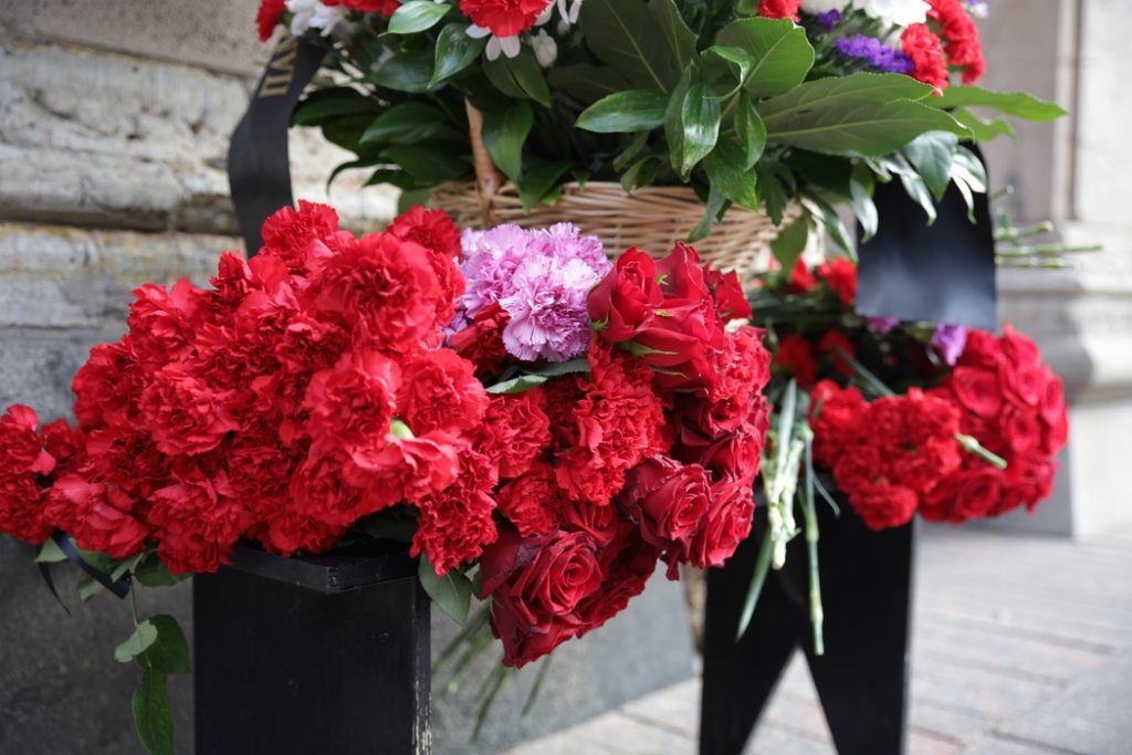 К мемориалу на Невском проспекте несут цветы в День снятия блокады Ленинграда
