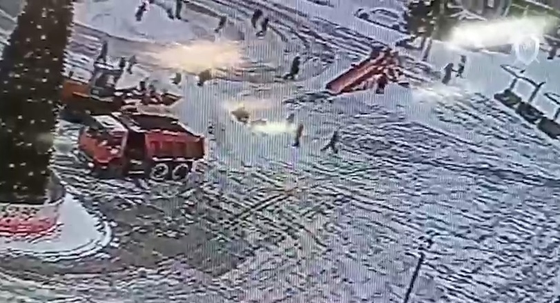 СК показал, как ребенка погребло снегом в Гатчине: на кадрах нечто странное