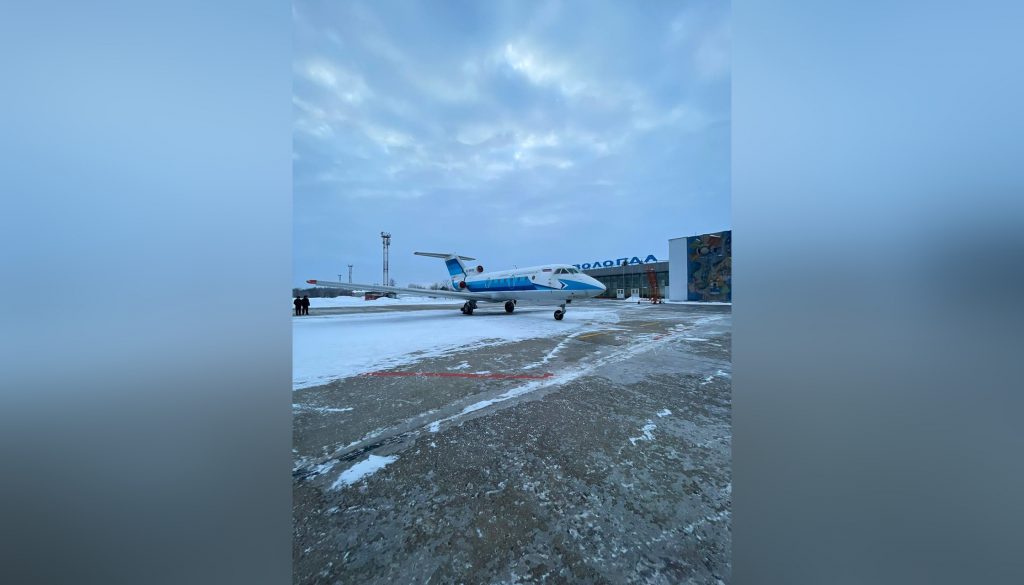 Самолет из Петербурга в Котлас совершил вынужденную посадку из-за трещины в стекле
