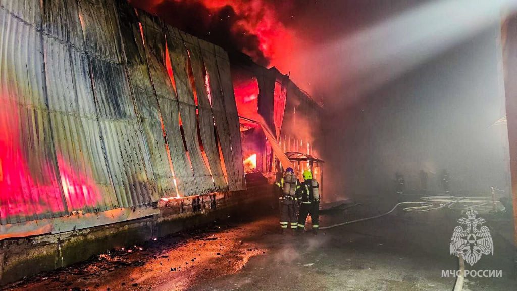 МЧС показало, как тушили пожар на Свердловской набережной