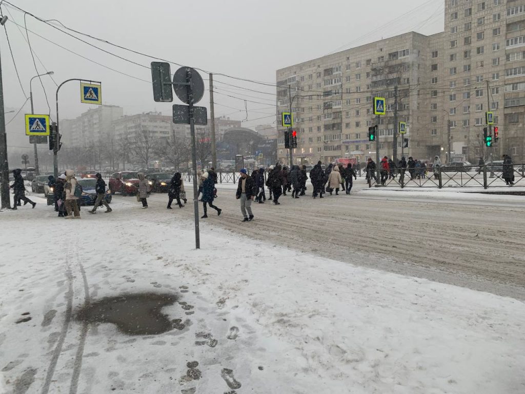 Читатель Мойки78 показал фото засыпанного снегом проспекта Энгельса