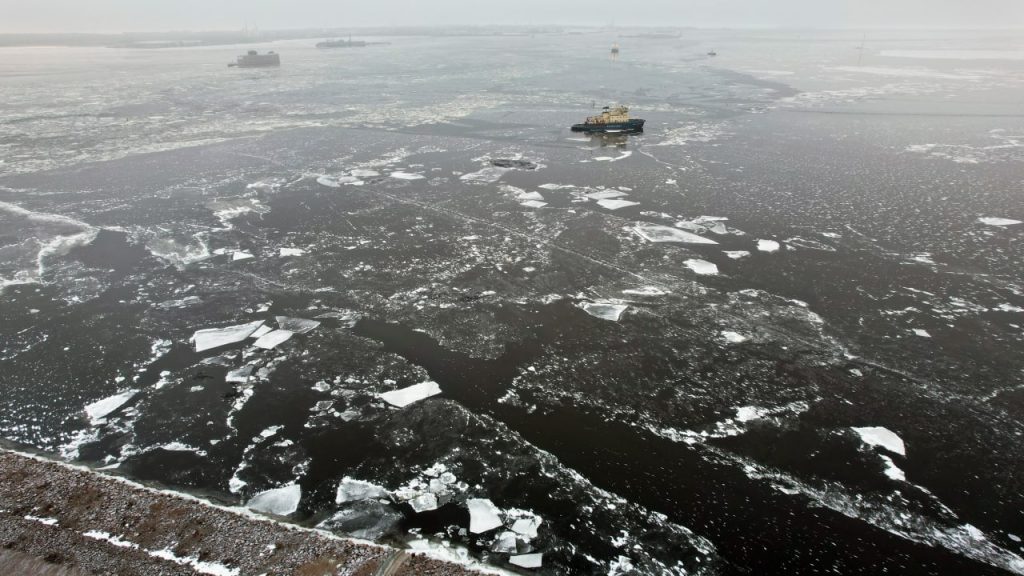 Двое петербуржцев погибли, провалившись под лед Финского залива