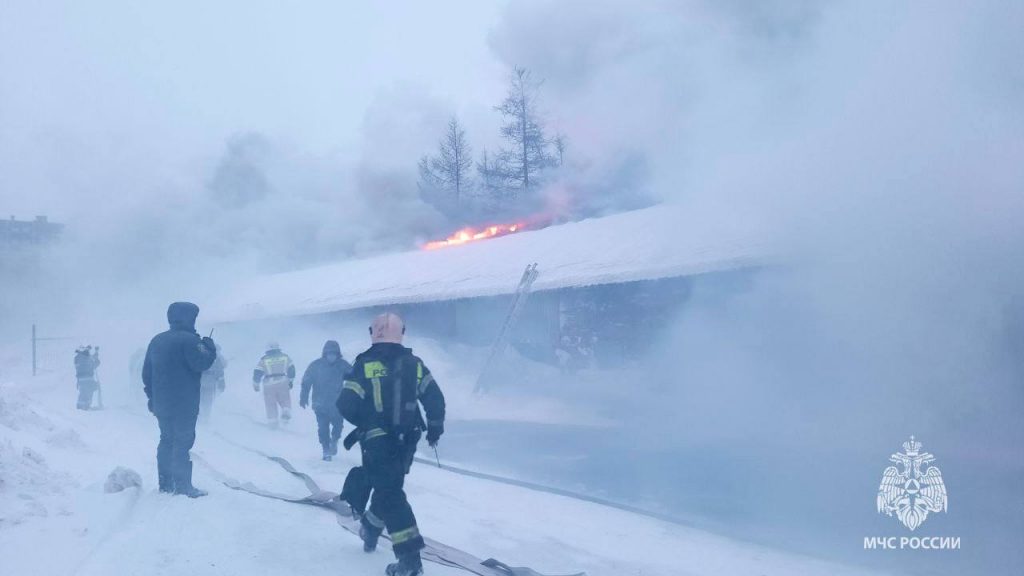 МЧС показало, как обледеневшие спасатели тушили крупный пожар в Норильске
