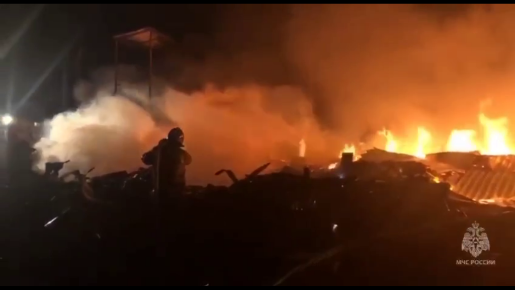В Севастополе при пожаре в строительных бытовках погибли 5 человек: фото