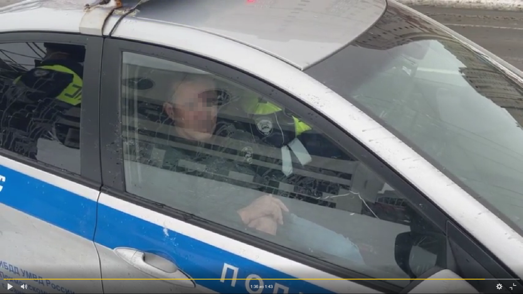 В Петербурге пьяный водитель Maybach без прав пытался подкупить инспектора ДПС взяткой в 2000 рублей