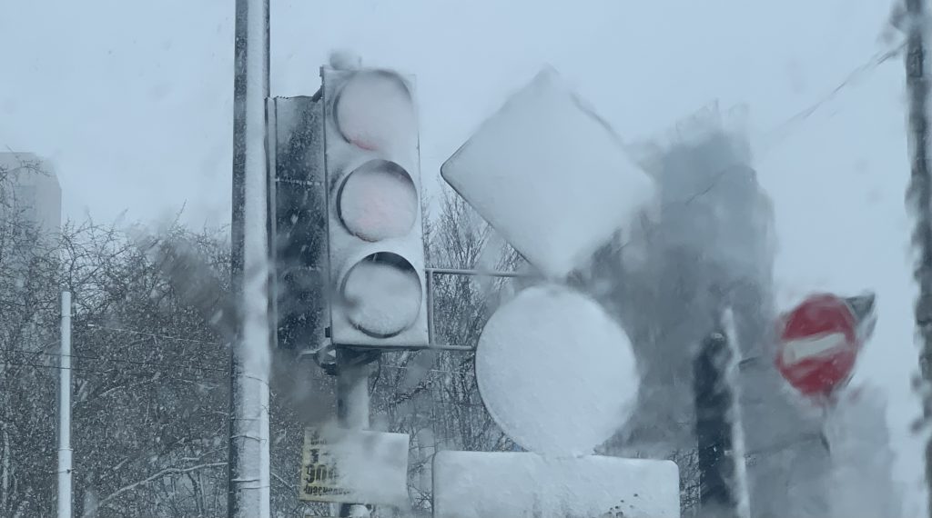 Светофоры и знаки на дорогах в Петербурге превратились в снеговиков