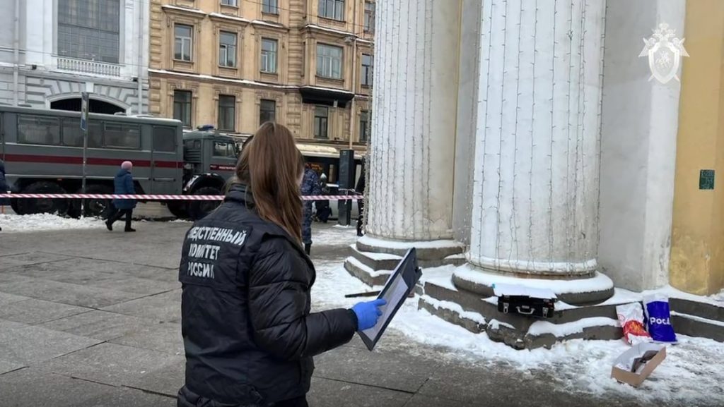 СК показал кадры с места стрельбы по сотруднику ОМОН в центре Петербурга