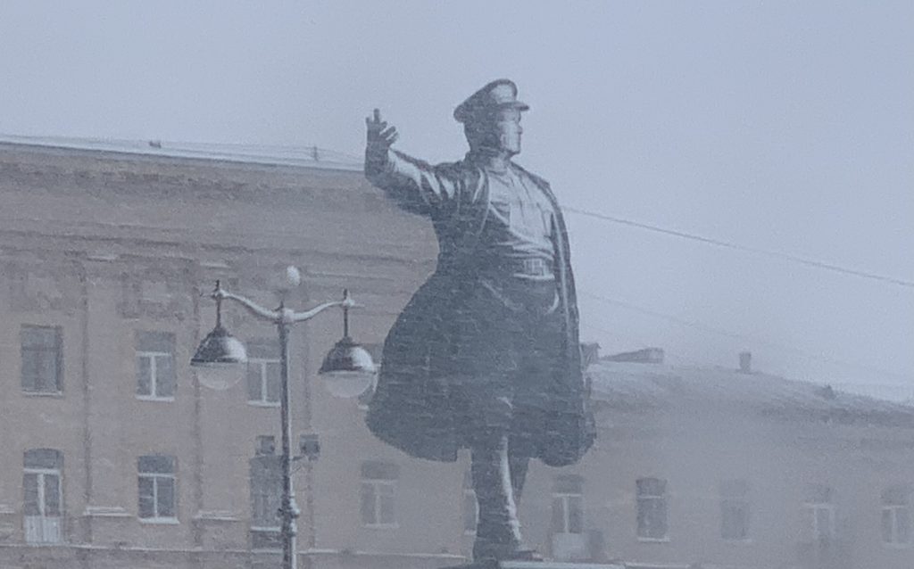 Снежный шторм сотворил странное с памятником Кирову в Петербурге