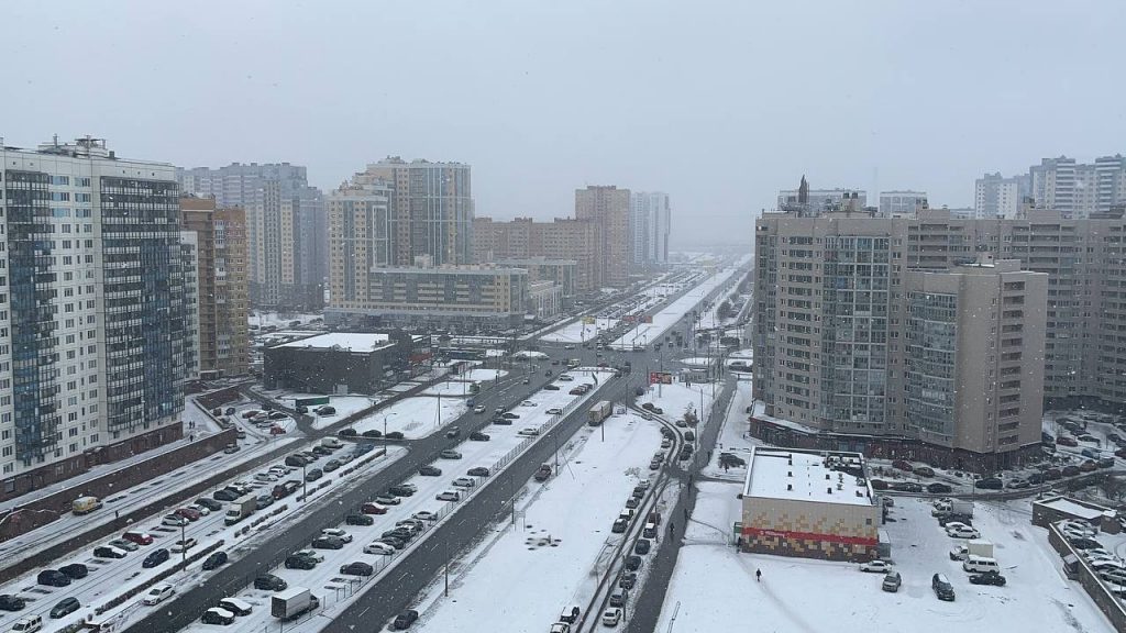В Петербурге разыгралась снежная буря с крепким ветром