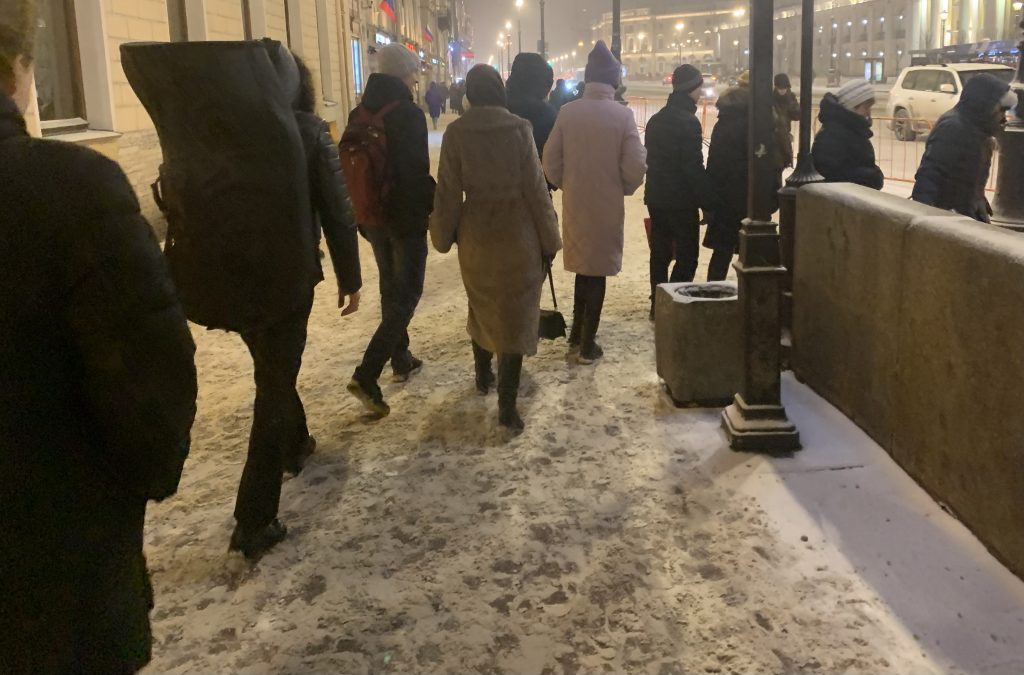 Пешеходы бредут по неубранным тротуарам Невского проспекта